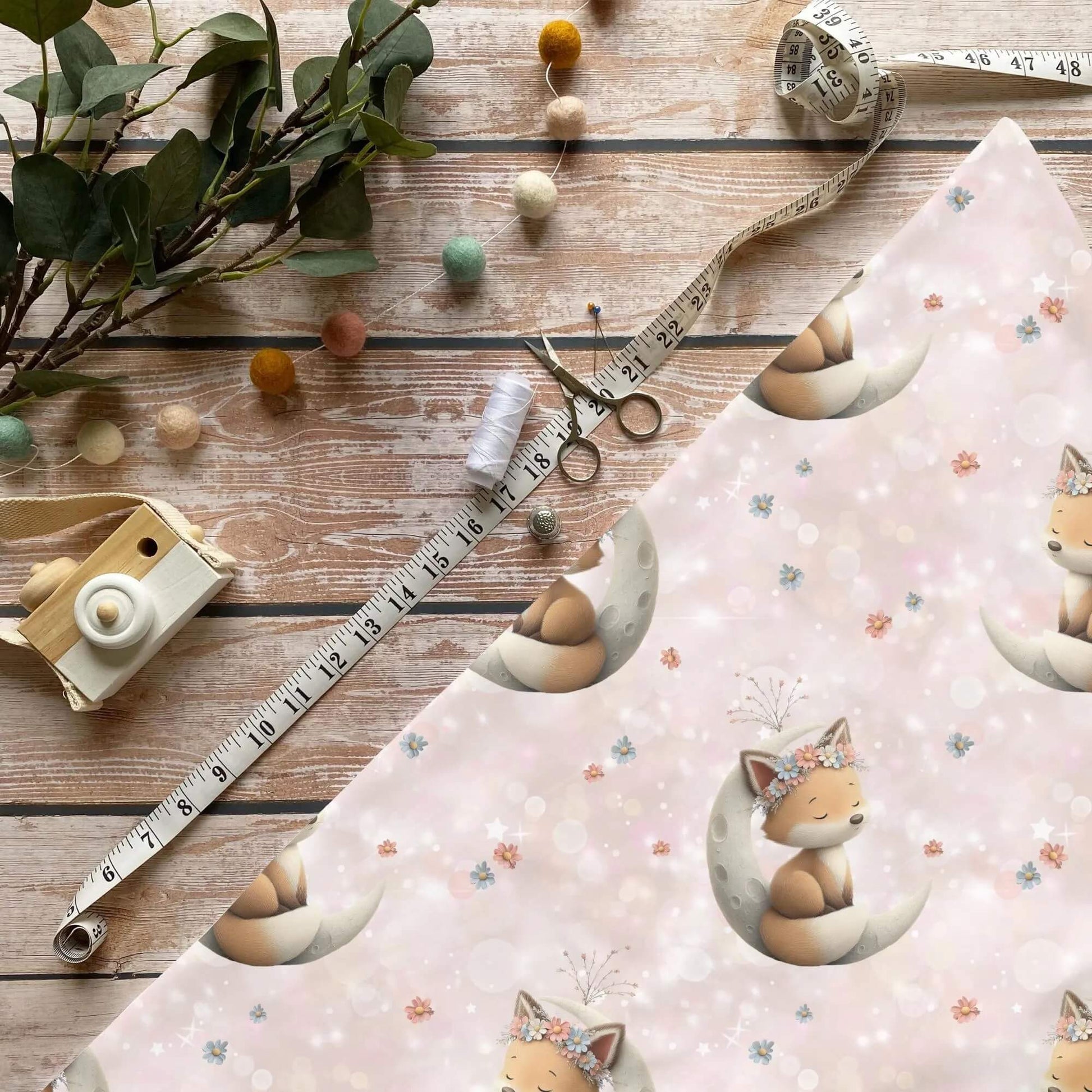 „Schlafender Fuchs Stoff Meterware – ideal für Kinderkleidung & Traumdesigns“