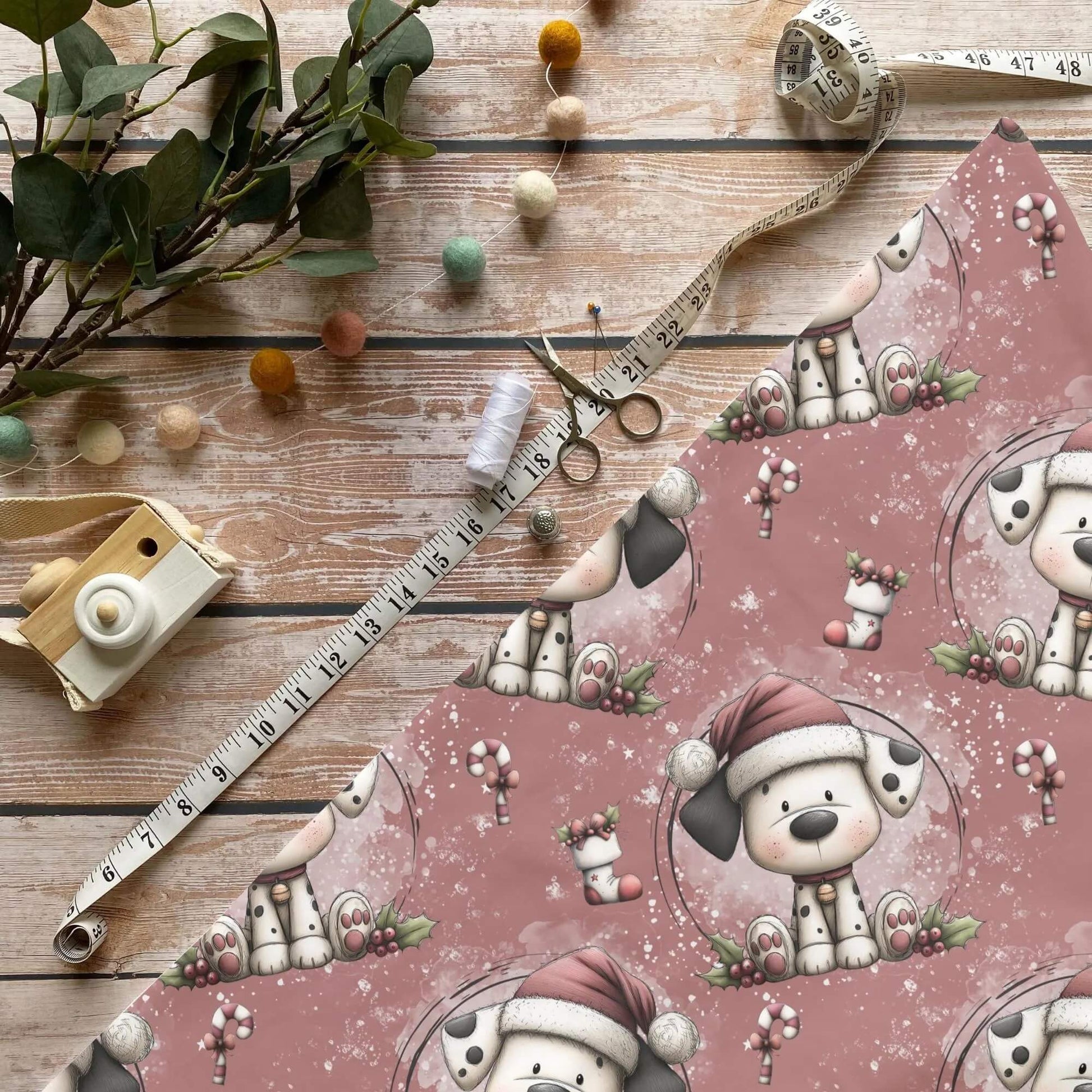 „Weihnachtshund Stoff Meterware – ideal für Kinderkleidung & Weihnachtsaccessoires“