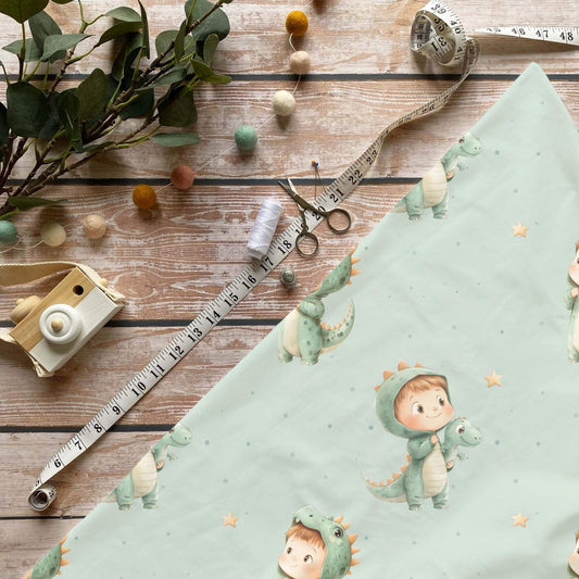 „Junge im Dinokostüm Stoff Meterware – ideal für Kinderkleidung & Fantasiemotive“