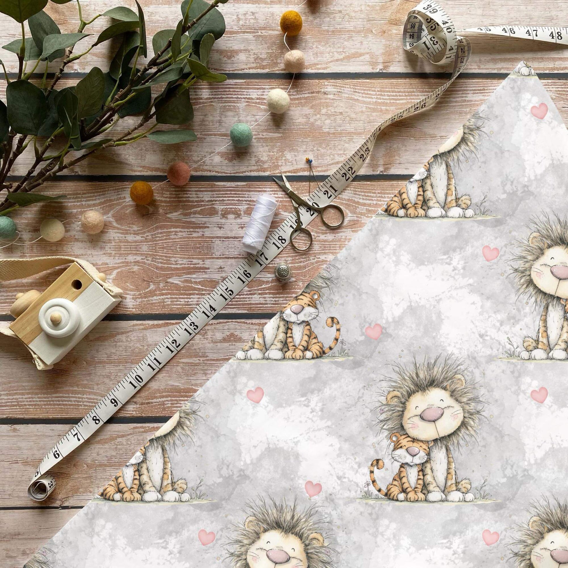 „Löwe & Katze Stoff Meterware – ideal für Kinderkleidung & Tierfreundschaft“