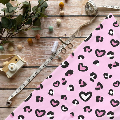 „Leo Herzen Stoff Meterware – ideal für Kinderkleidung & Animalprint mit Herz“
