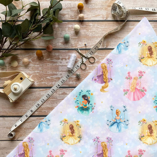 „Schaukelnde Prinzessin Stoff Meterware – ideal für Kinderkleidung & Märchenmotive“