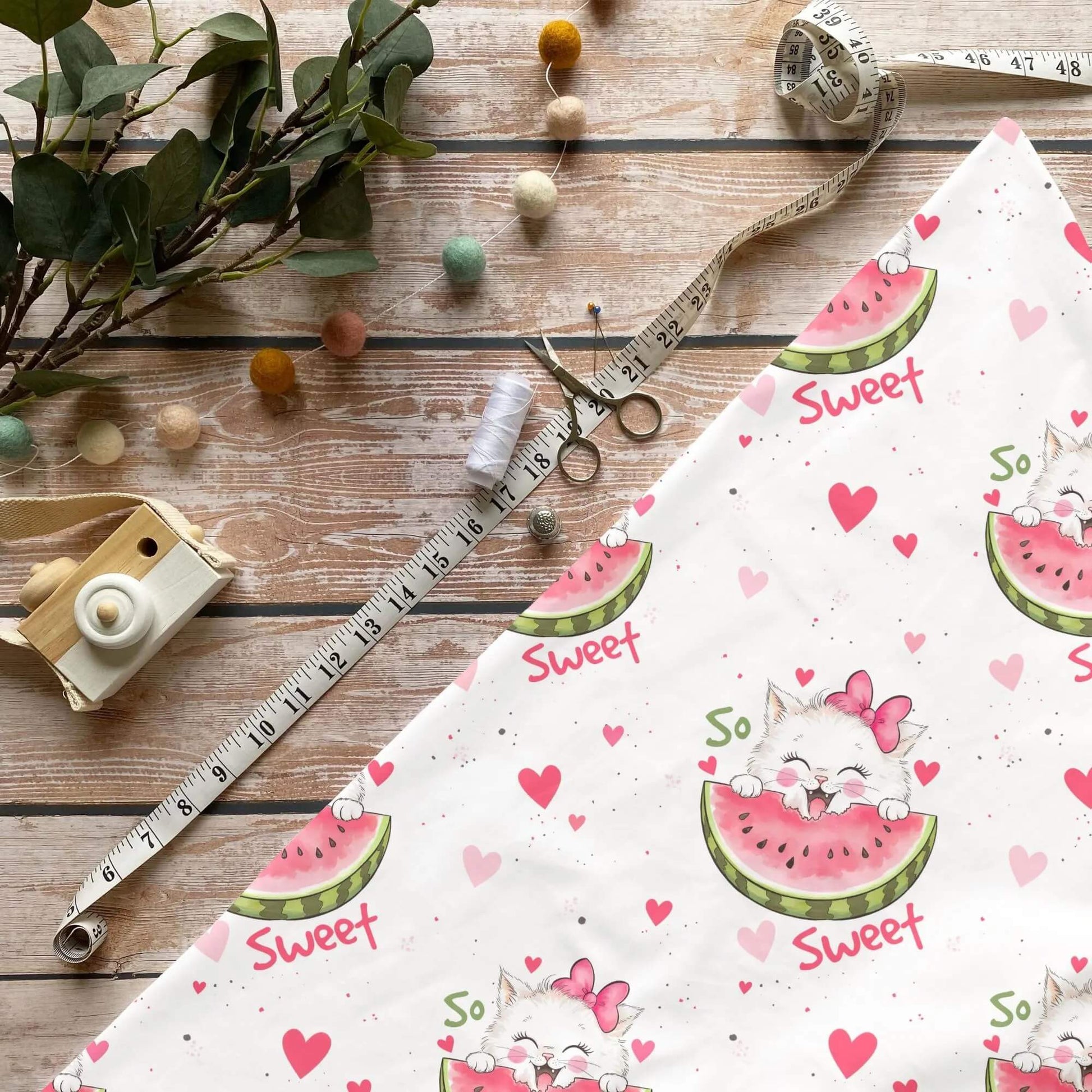 „Süße Katze Stoff Meterware – ideal für Kinderkleidung & Sommermotive“