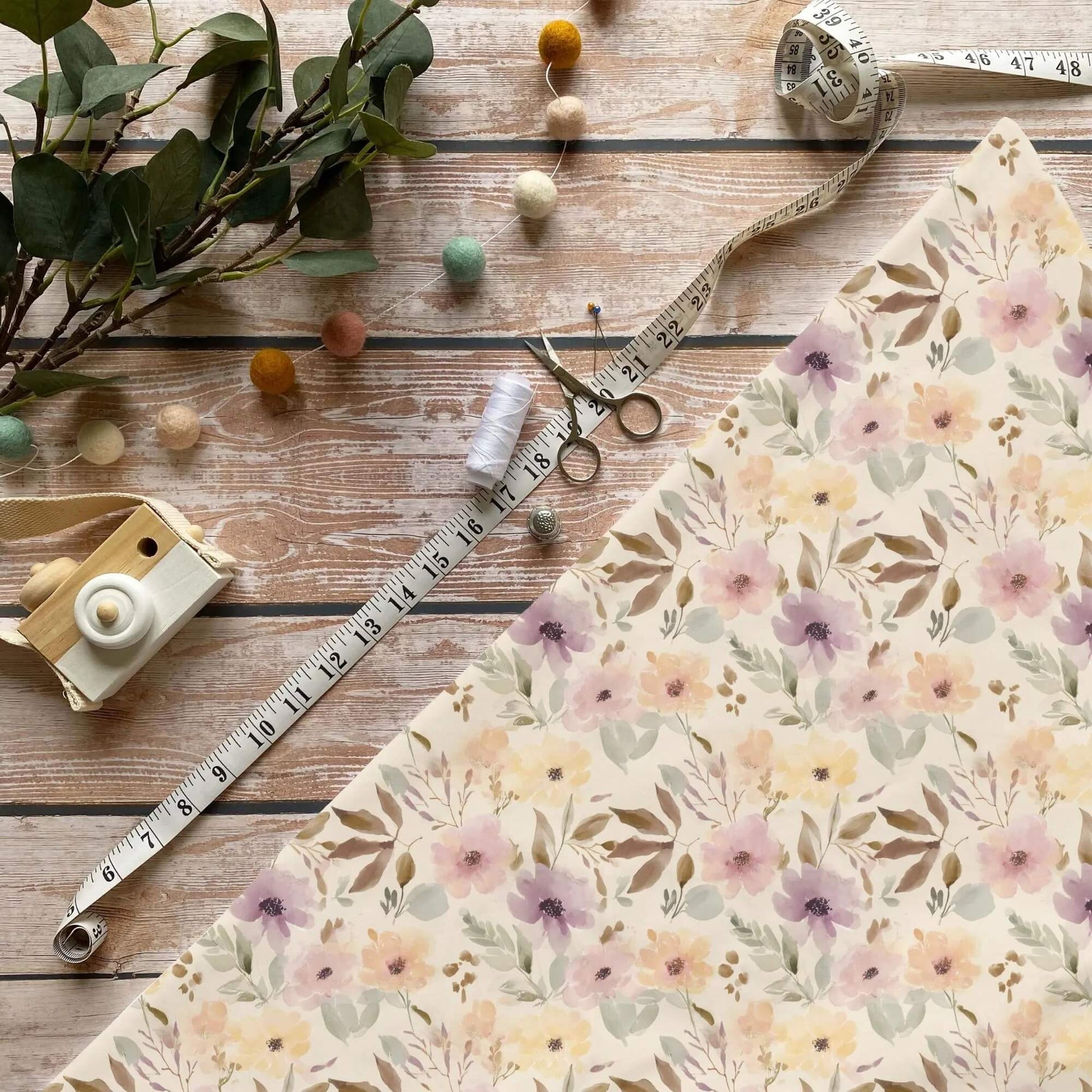 „Blumenmuster beige Stoff Meterware – ideal für Kinderkleidung & Naturmotive“