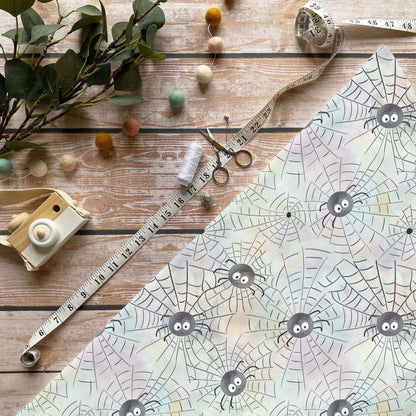 Spinnennetzfreunde Stoffbündel Nähzubehör heller Holztisch