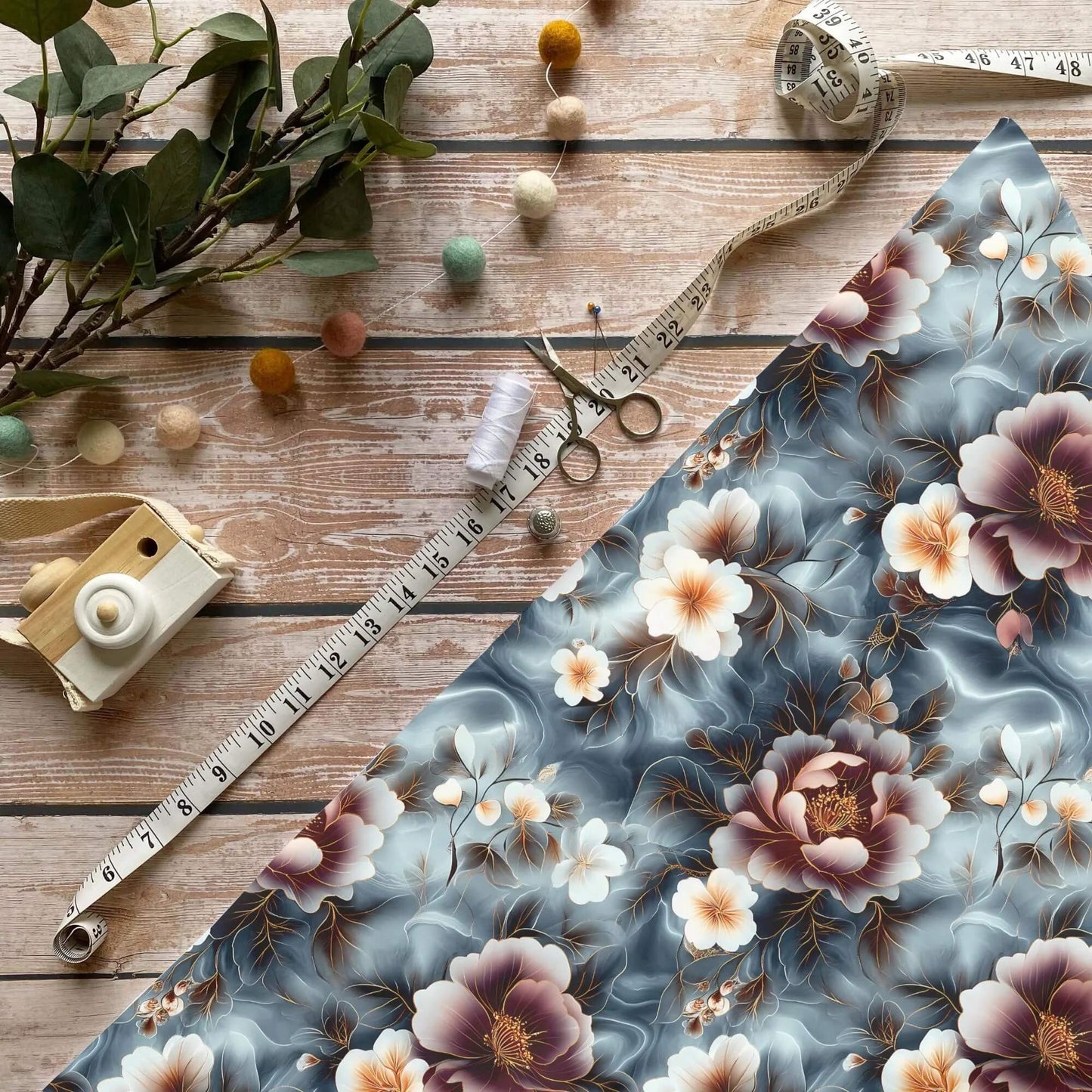 „Blumenmuster Weiß Blau Stoff Meterware – ideal für Kinderkleidung & florale Motive“