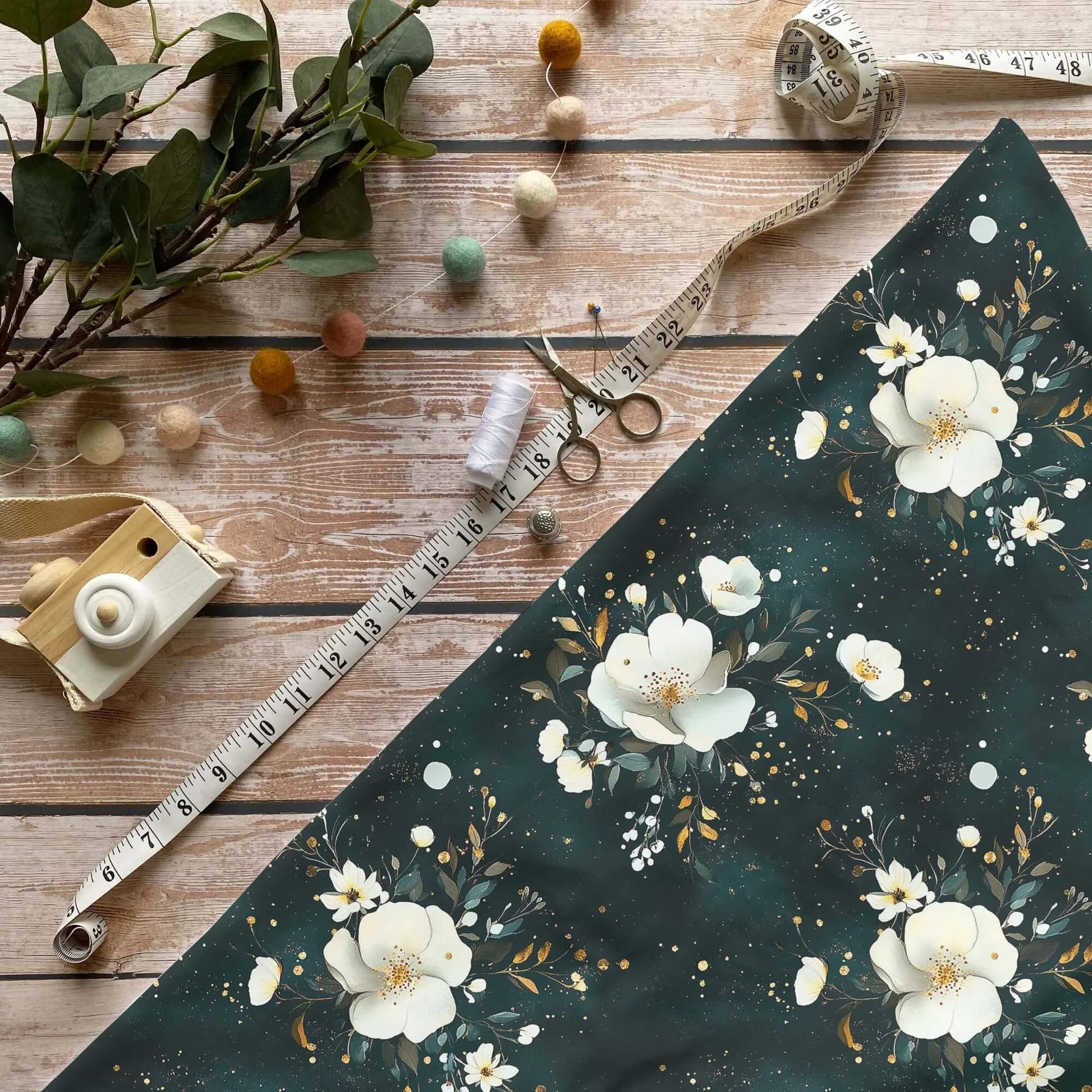 „Blumenmuster Weiß Grün Stoff Meterware – ideal für Kinderkleidung & Naturmotive“