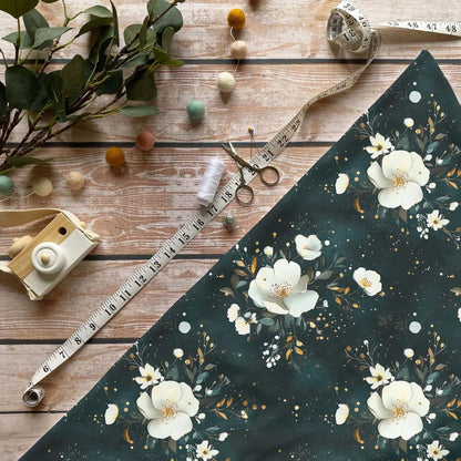 „Blumenmuster Weiß Grün Stoff Meterware – ideal für Kinderkleidung & Naturmotive“