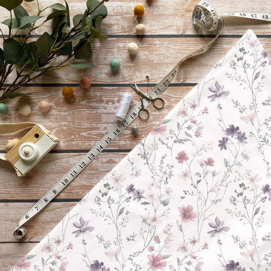 „Blumenmuster Weiß Stoff Meterware – ideal für Kinderkleidung & florale Motive“