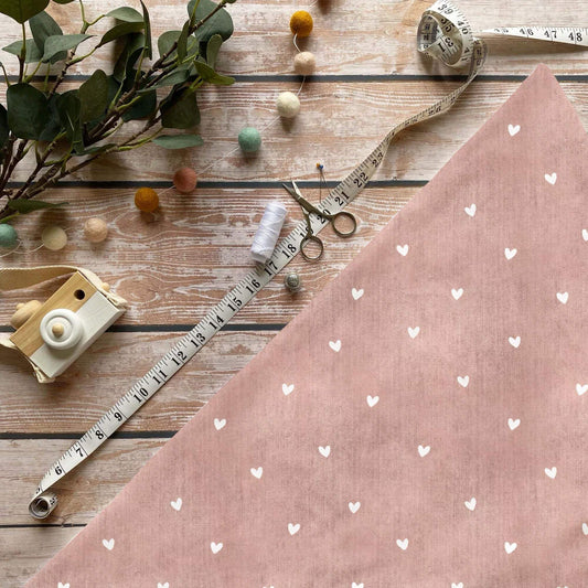 „Demin Altrosa Herzen Stoff Meterware – ideal für Kinderkleidung & Herzmotive“