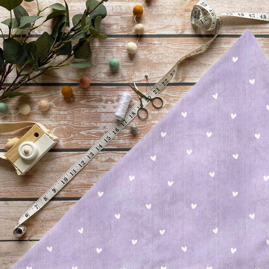 „Demin Lila Herzen Stoff Meterware – ideal für Kinderkleidung & Herzmotive“