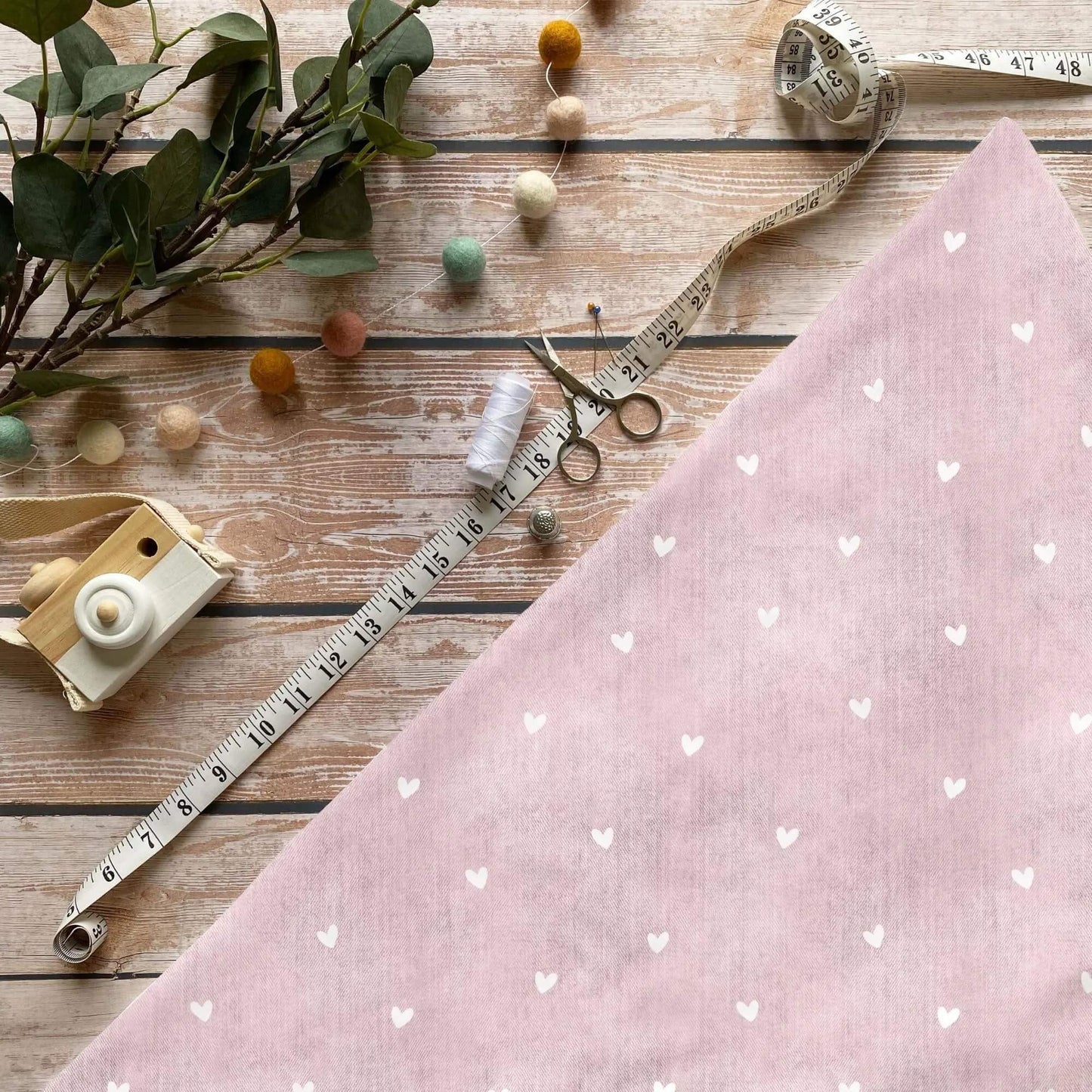 „Demin Rosa Herzen Stoff Meterware – ideal für Kinderkleidung & Herzmotive“