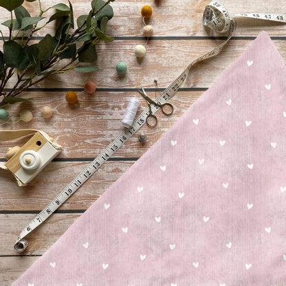„Demin Rosa Herzen Stoff Meterware – ideal für Kinderkleidung & Herzmotive“