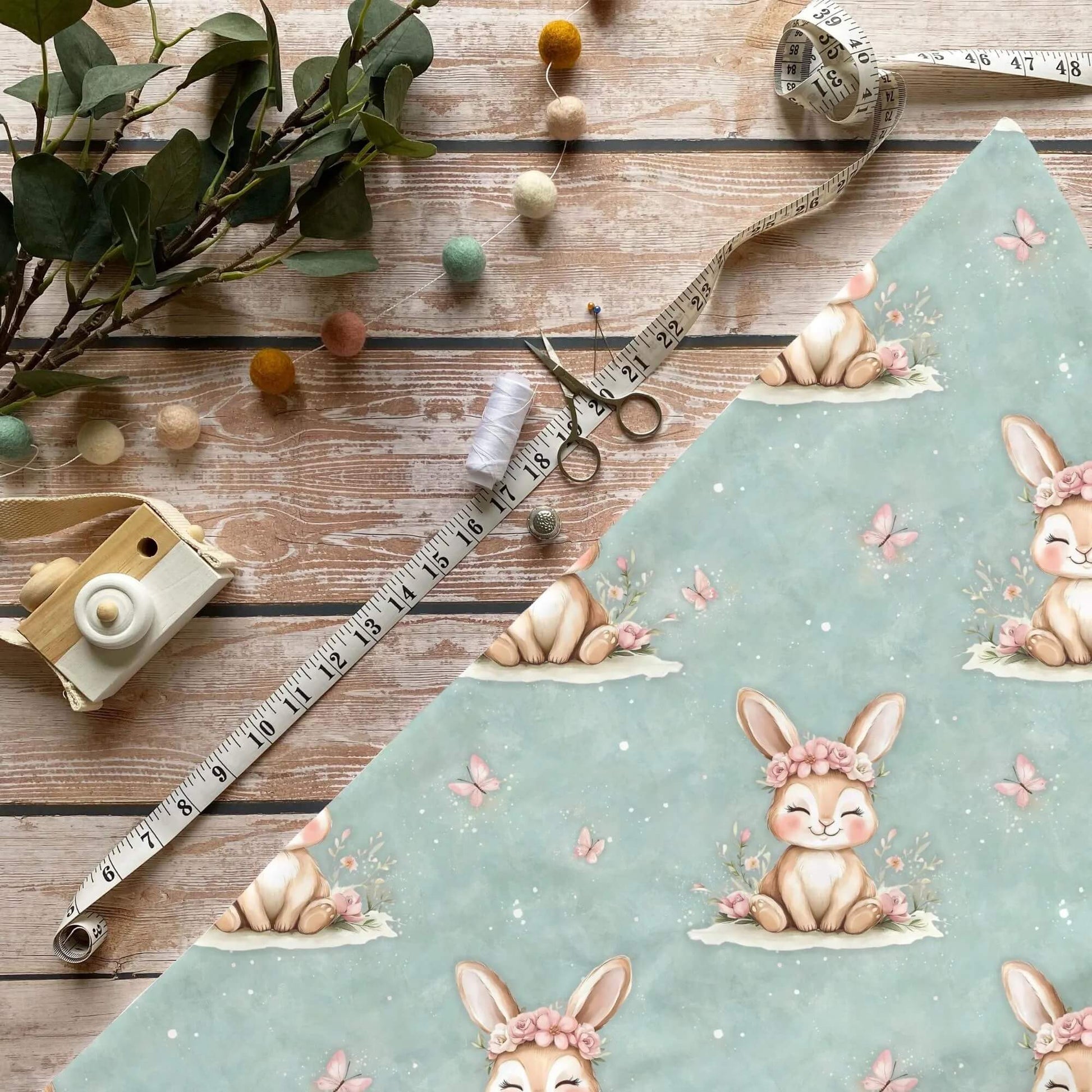 „Hase mit Blumenkranz Stoff Meterware – ideal für Kinderkleidung & Frühlingsmotive“