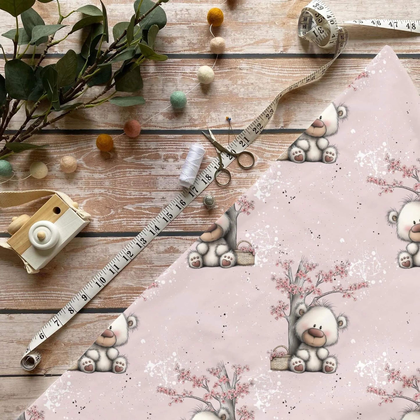 „Kirschblüten Bär Stoff Meterware – ideal für Kinderkleidung & Frühlingsmotive“