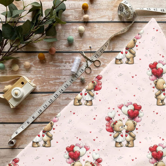 „Liebesbär Stoff Meterware – ideal für Kinderkleidung & Herzmotive“