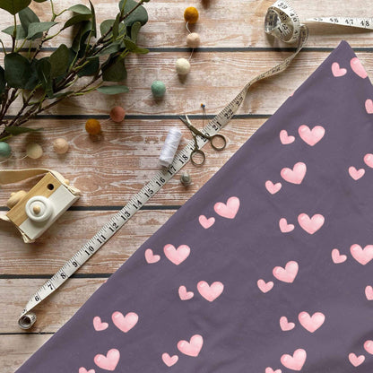 „Lila Herzen Stoff Meterware – ideal für Kinderkleidung & romantische Motive“