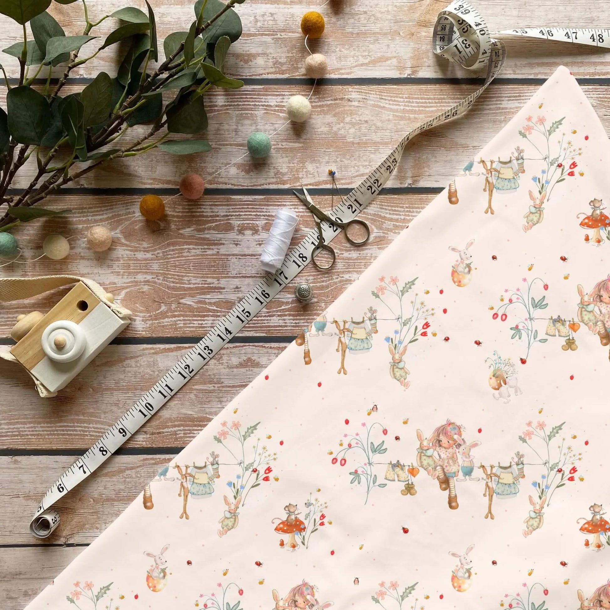 „Mädchen auf der Leine Stoff Meterware – ideal für Kinderkleidung & Waldmotive“