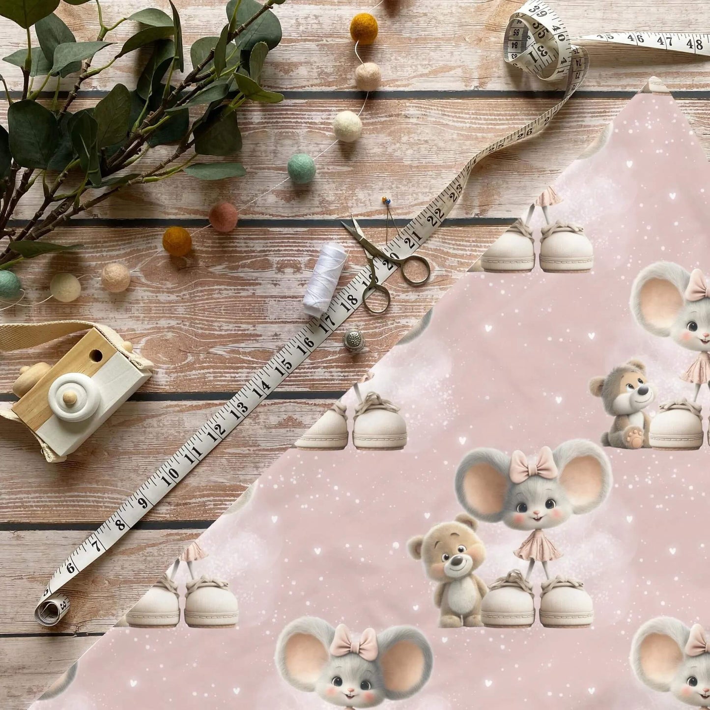 „Maus mit Schuhen Stoff Meterware – ideal für Kinderkleidung & Fantasiemotive“