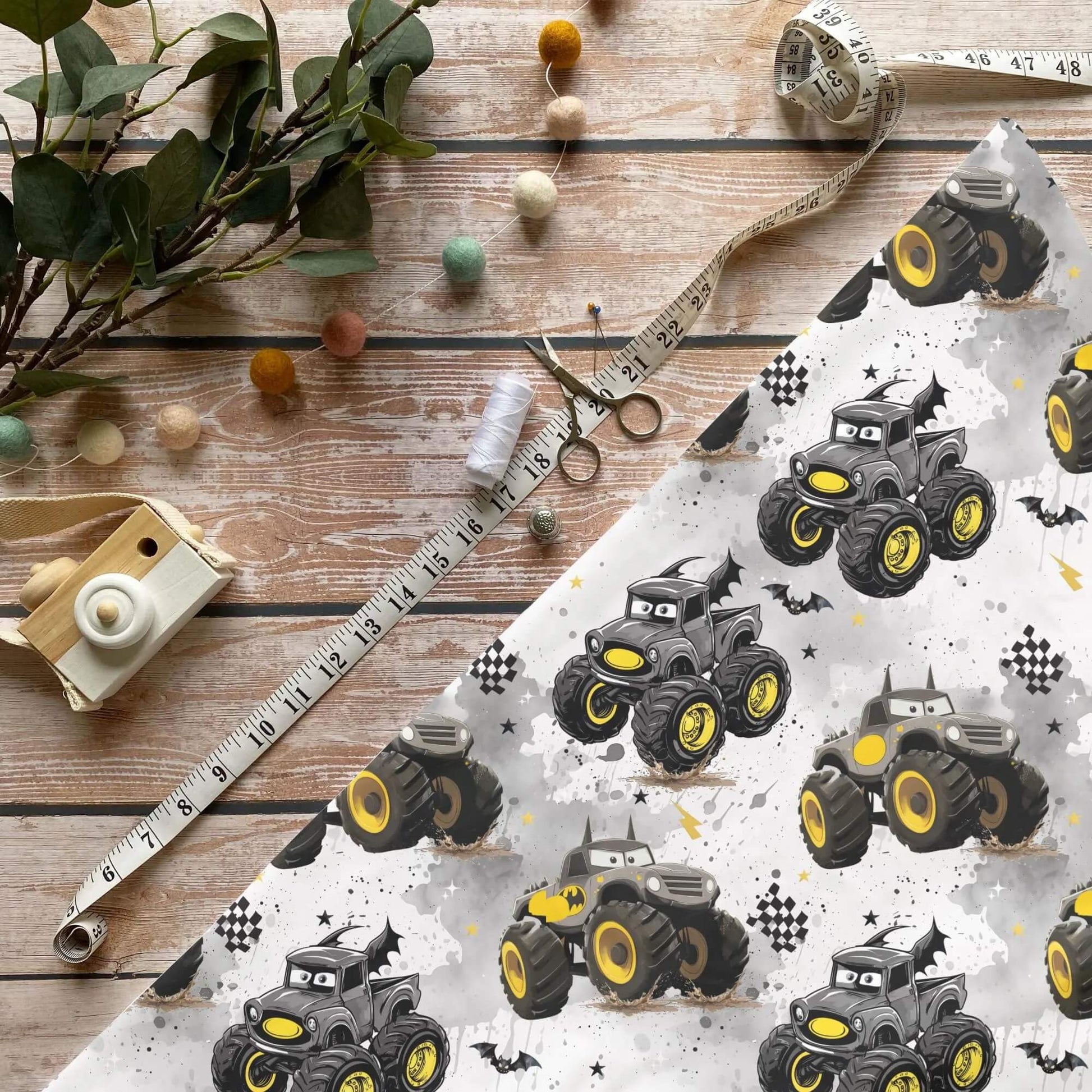 „Monstertruck Stoff Meterware – ideal für Kinderkleidung & Fahrzeugmotive“