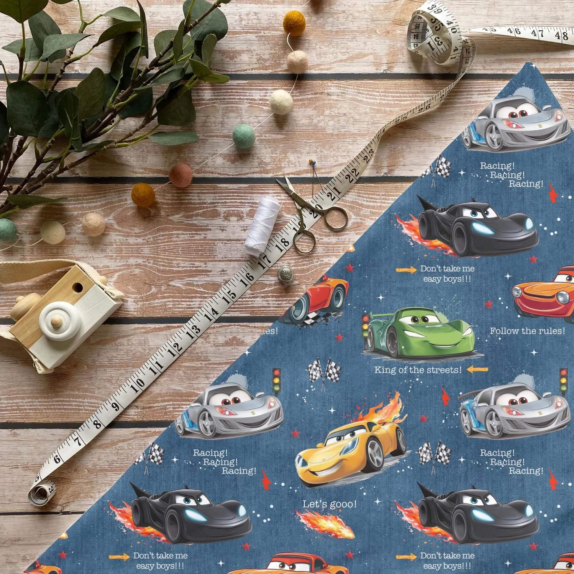 „Rennauto Stoff Meterware – ideal für Kinderkleidung & Fahrzeugmotive“