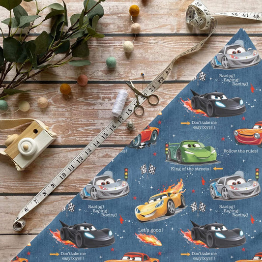 „Rennauto Stoff Meterware – ideal für Kinderkleidung & Fahrzeugmotive“