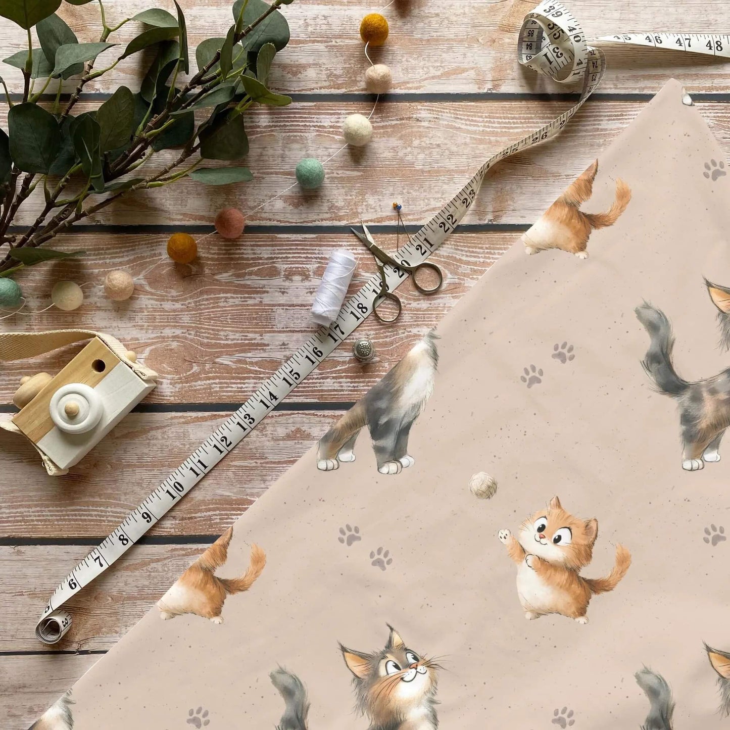 „Spielende Katze Stoff Meterware – ideal für Kinderkleidung & Tiermotive“