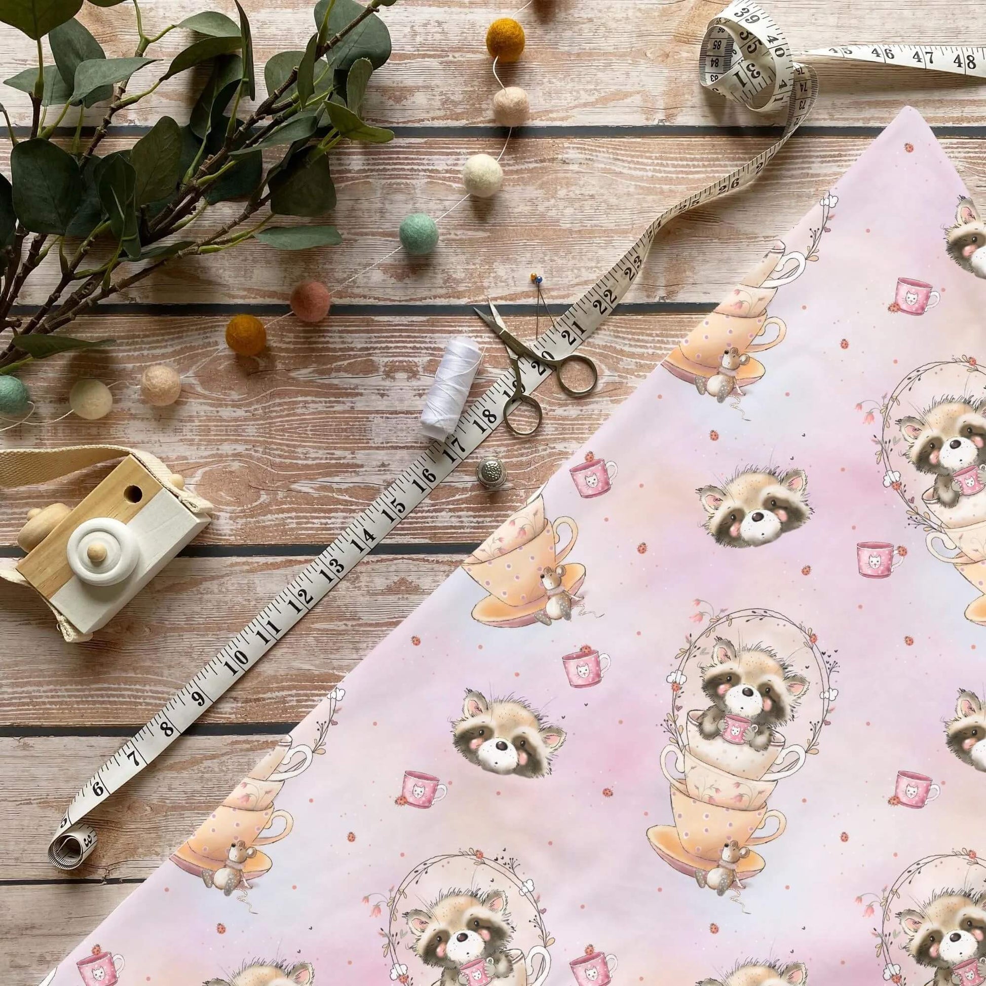 Tassen Waschbär Stoff Meterware für liebevolle Kinderkleidung