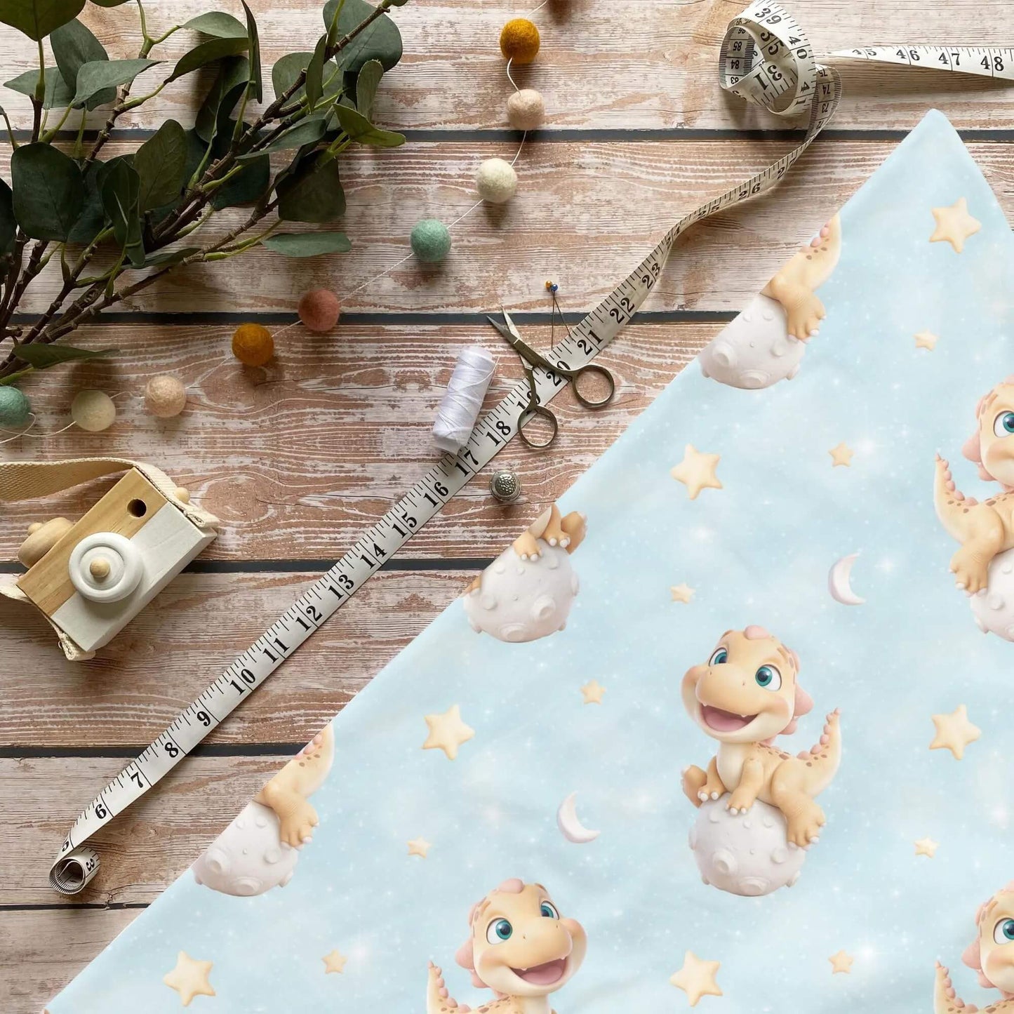 „Mond Dino Stoff Meterware – ideal für Kinderkleidung & Weltraummotive“