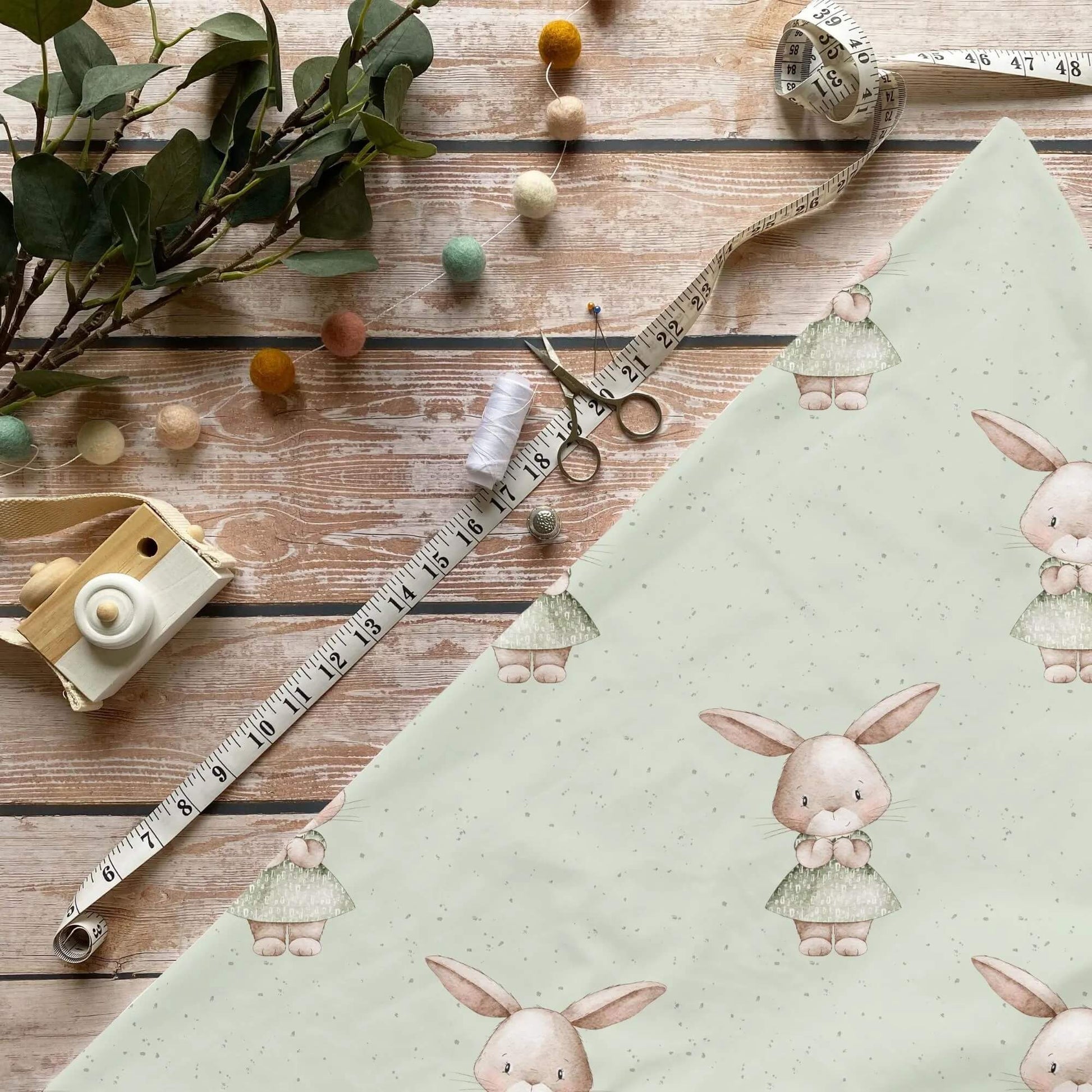 „Hasenmädchen Stoff Meterware – ideal für Kinderkleidung & Frühlingsmotive“