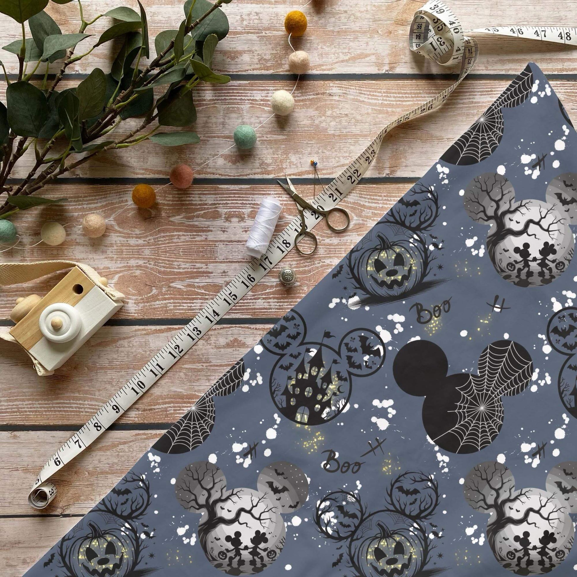 „Schattenzauber Stoff Meterware – ideal für Kinderkleidung & Halloweenmotive“