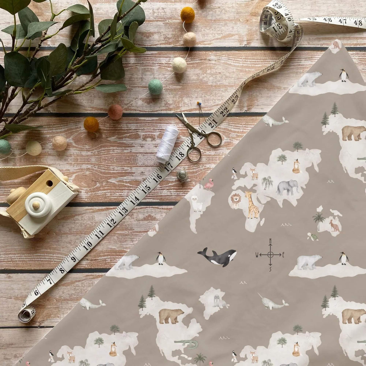 Tierische Weltreise Kinderstoff Meterware mit Weltkarte und Tiermotiven wie Löwe, Elefant und Eisbär, OEKO-TEX 100 Jersey Stoff für Baby- und Kindermode