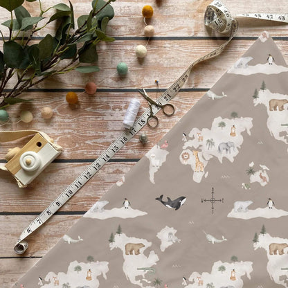 Tierische Weltreise Kinderstoff Meterware mit Weltkarte und Tiermotiven wie Löwe, Elefant und Eisbär, OEKO-TEX 100 Jersey Stoff für Baby- und Kindermode
