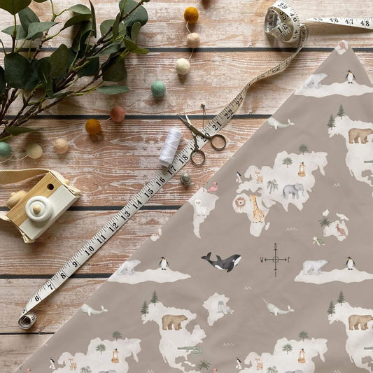 Tierische Weltreise Kinderstoff Meterware mit Weltkarte und Tiermotiven wie Löwe, Elefant und Eisbär, OEKO-TEX 100 Jersey Stoff für Baby- und Kindermode