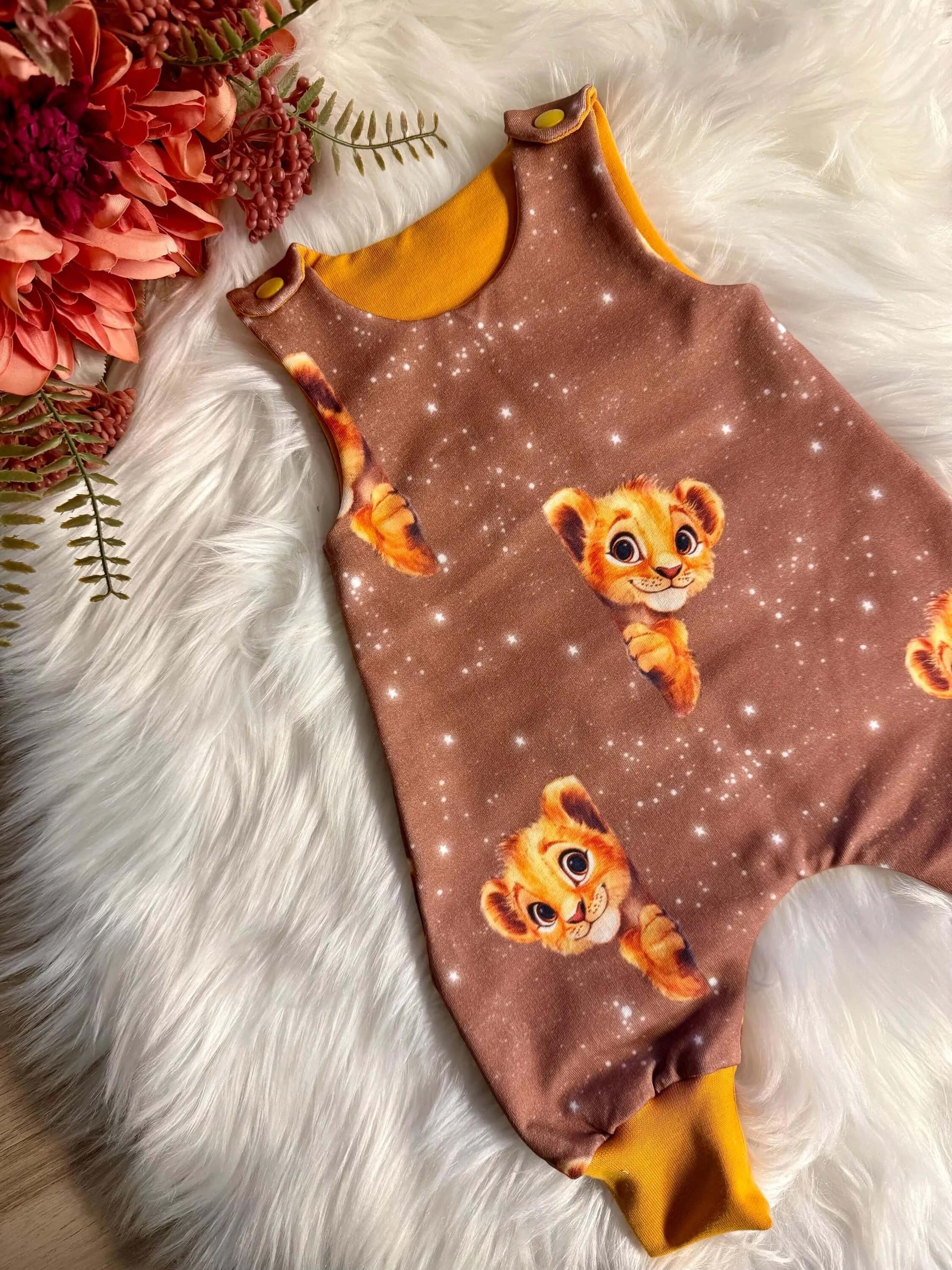 Overall mit Cartoon Tiger und gelben Druckknoepfen