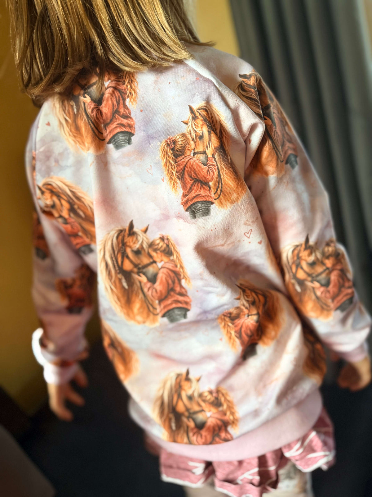 niedlicher Pullover mit Pferdemotiv 
