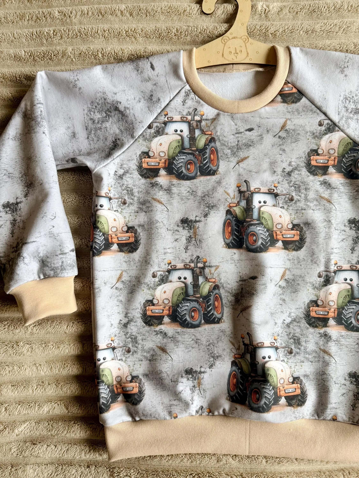 Raglan Pullover Kinder grau mit Traktor-Eigendesign am Kleiderbügel