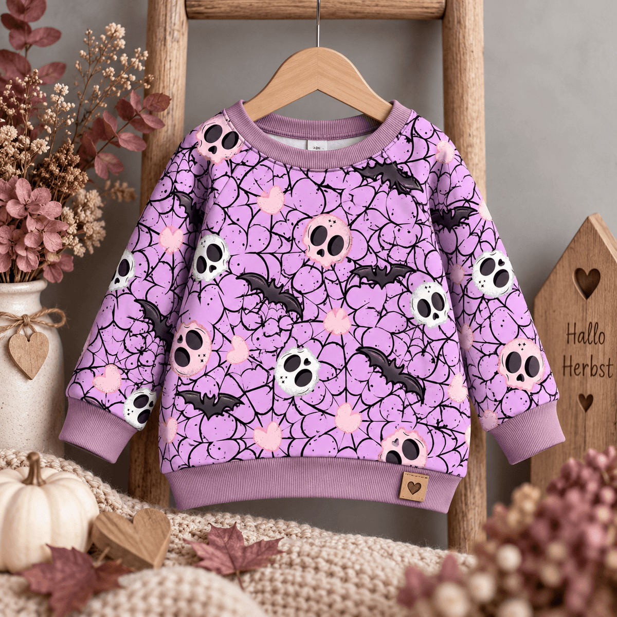 Skull Love Mädchenstoff vernäht zu Sweatshirt und Jogginghose Set, Mädchen trägt French Terry Pulli mit Totenkopf und Spinnennetz Motiv, OEKO-TEX 100 Mädchenstoff