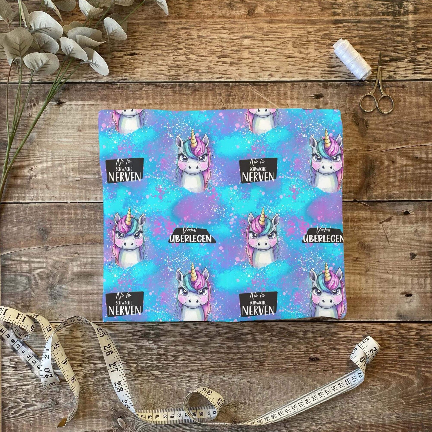 „Jersey Kinderstoff mit Einhornmotiv – OEKO-TEX zertifiziert & rebellisch illustriert“