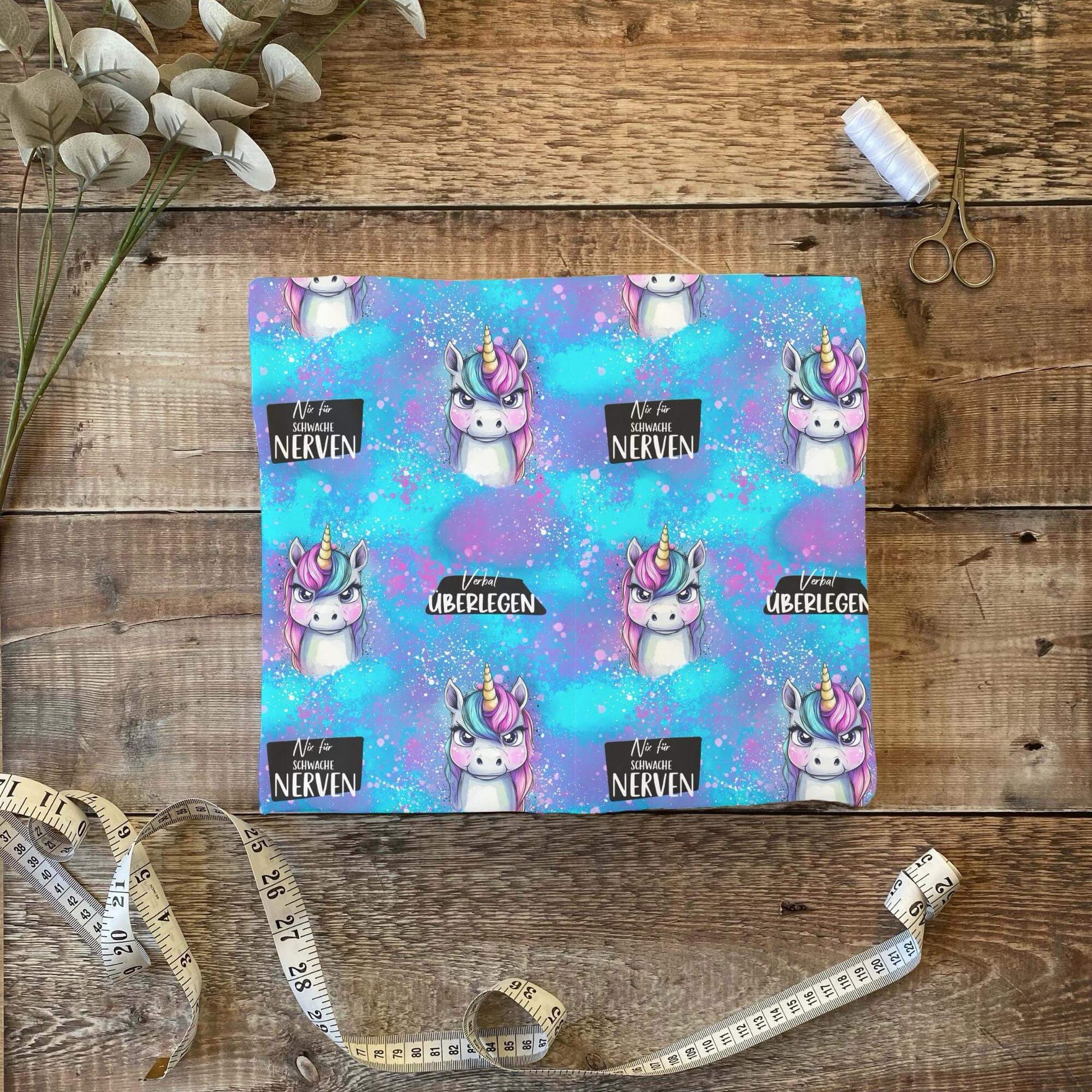 „Jersey Kinderstoff mit Einhornmotiv – OEKO-TEX zertifiziert & rebellisch illustriert“