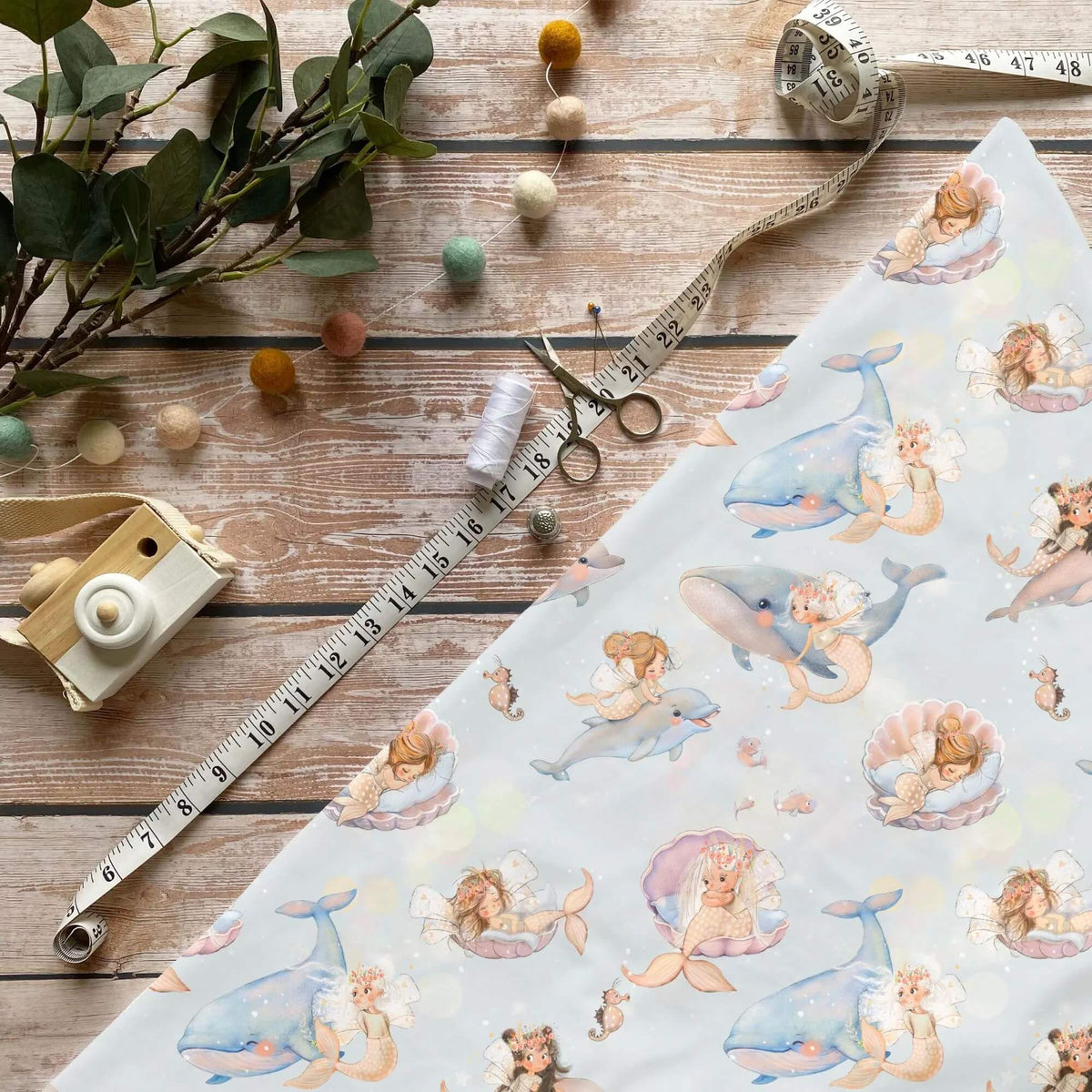 Unterwassertraum Kinderstoff Meterware mit Meerjungfrauen, Walen und Seepferdchen Motiv in Hellblau, OEKO-TEX 100 Jersey Mädchenstoff für Baby- und Kindermode