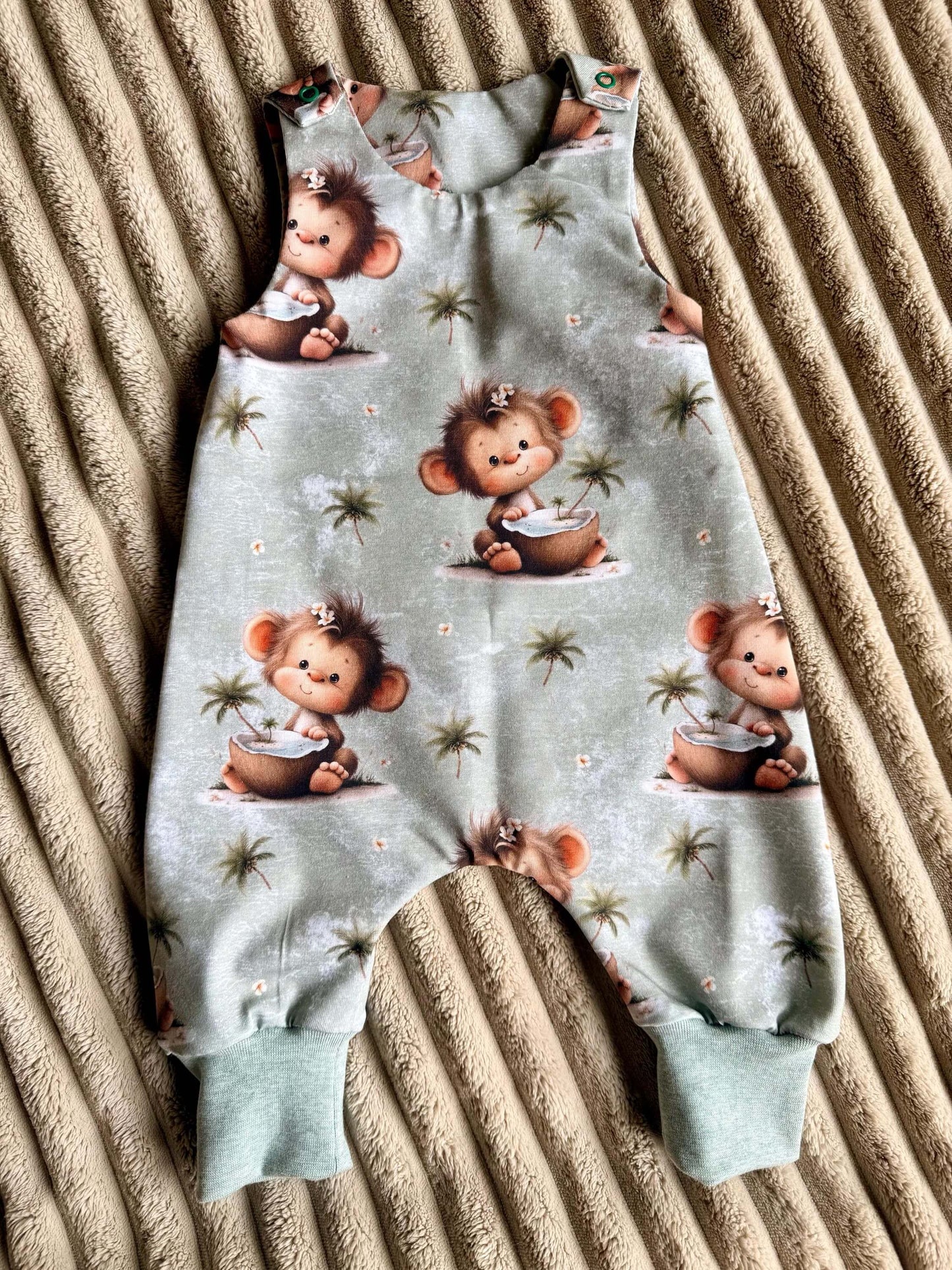 Grüner Babystrampler aus Eigenproduktion

