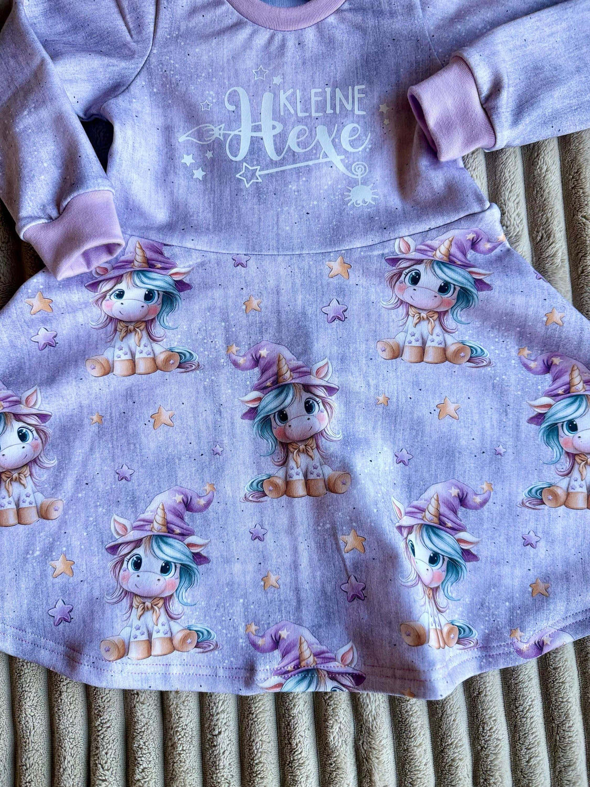 Nahaufnahme Sternenzauber Eigenproduktion mit Einhorn-Hexen-Motiv auf French Terry Rock