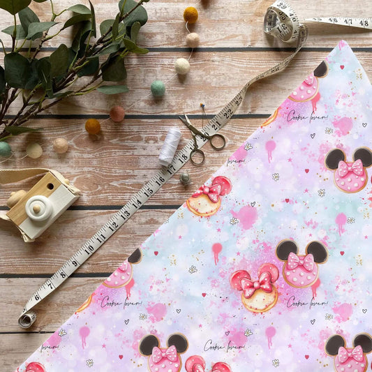 Cookie Lover Stoff Meterware mit süßen Keksmotiven und rosa Schleifen auf Pastellhintergrund

