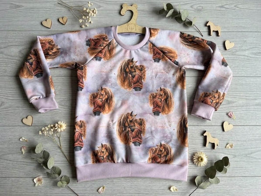 Raglan Pullover Kinder lila mit Herzenspferd-Motiv, French Terry, mit Deko fotografiert