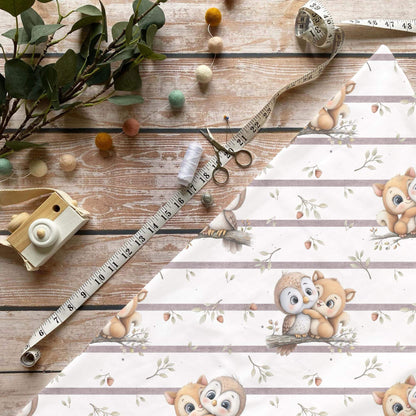Waldherzen Kinderstoff Meterware mit Eule und Eichhörnchen Umarmung Motiv auf Streifen in Mauve, OEKO-TEX 100 Jersey Stoff für Baby- und Kindermode