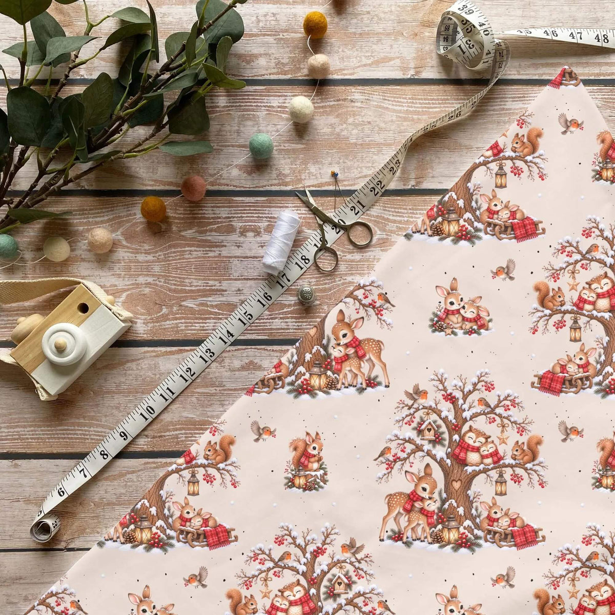 Waldzauber im Winter Kinderstoff Meterware mit Reh, Eule und Waldtieren im Schnee Motiv, OEKO-TEX 100 Jersey Weihnachtsstoff für Baby- und Kindermode