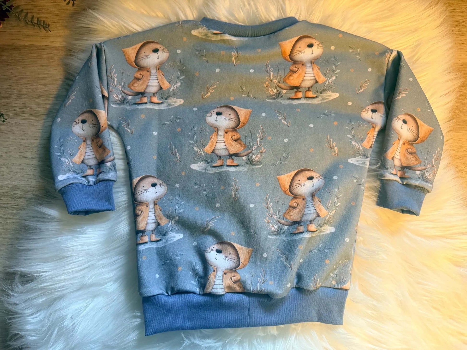 „Winterlicher Kinderpullover aus French Terry mit Otterprint – handmade“