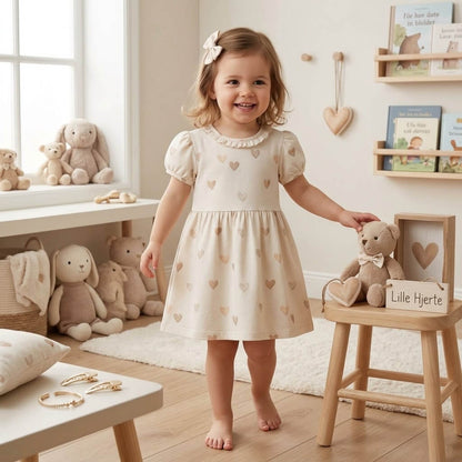 Herzenszart Lifestyle-Szene mit Kuscheltier und Naturholz-Deko im Kinderzimmer, OEKO-TEX 100 French Terry Stoff Deko-Szene
