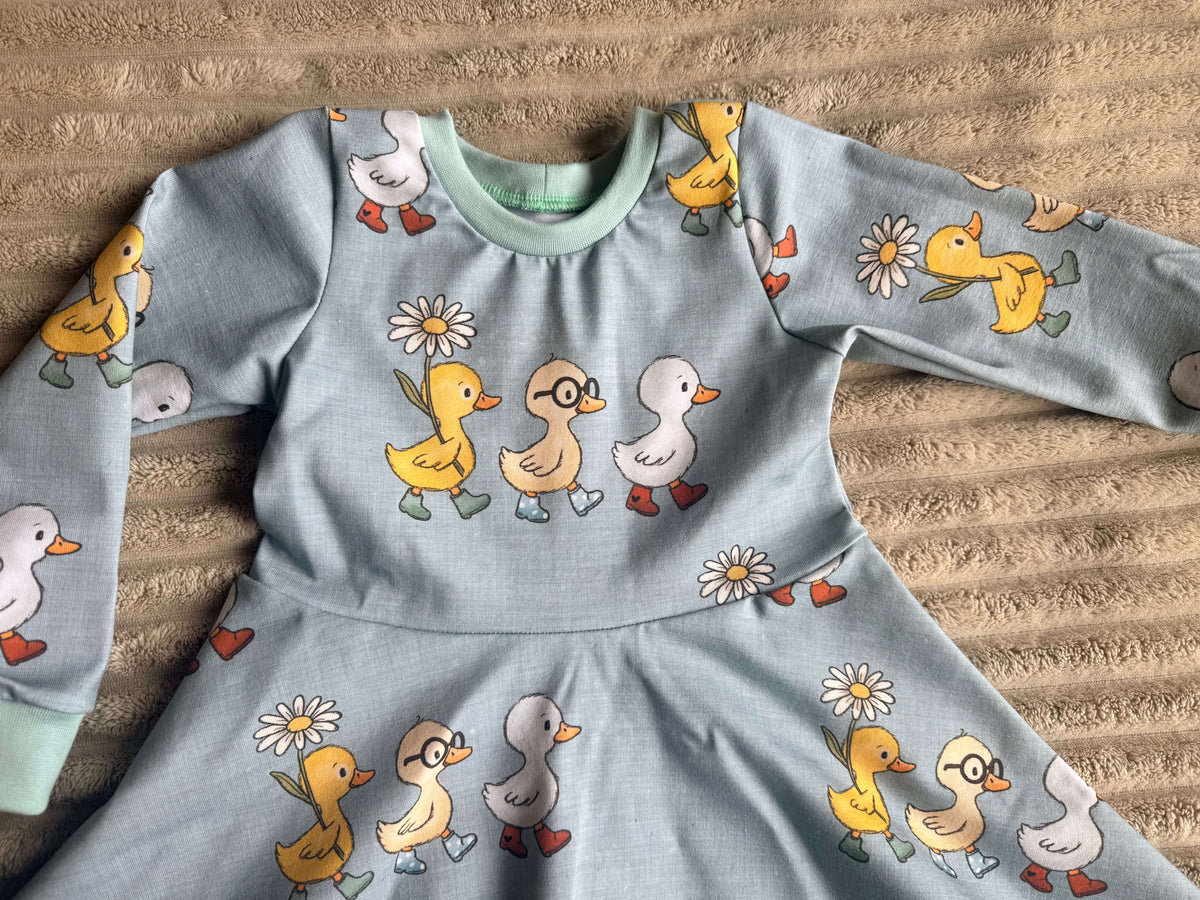 Nahaufnahme Halsbündchen in Mint am Kleid "Frühlingsbote"